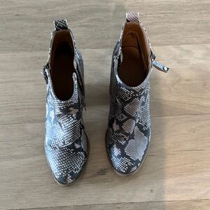 Universal Thread Gray Snakeskin Ankle Booties